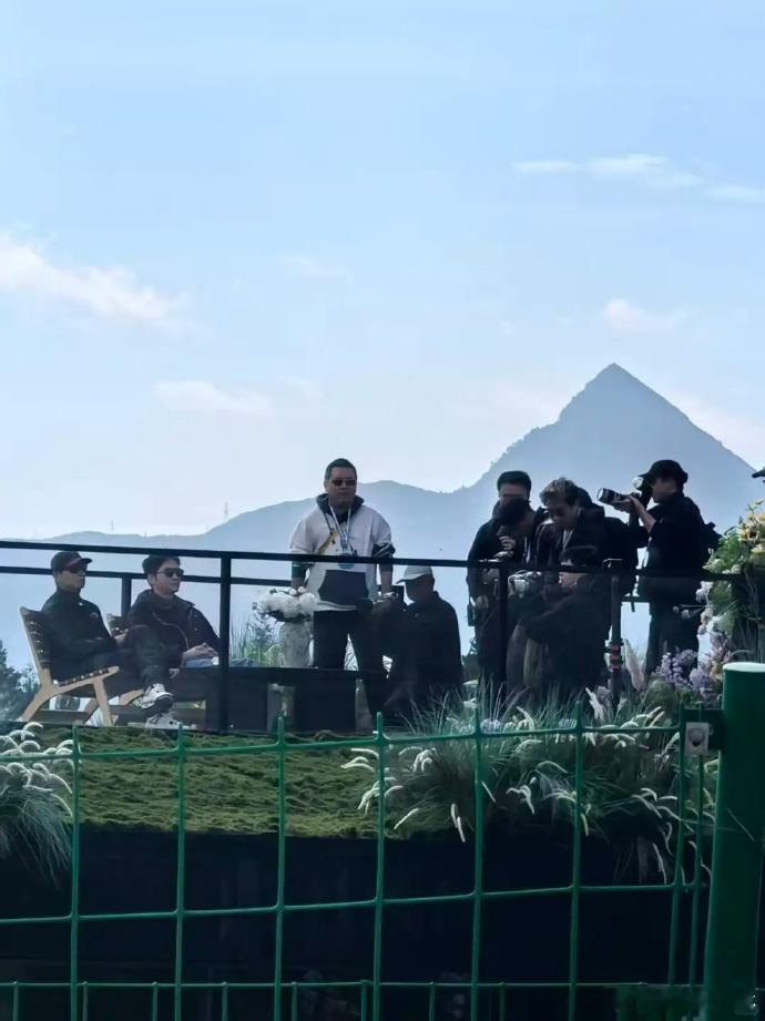 陈小春张智霖直升机空降乍一眼看到这个画面，根本不会觉得是在录综艺，反而会误以为是