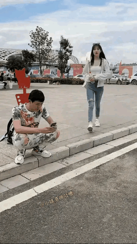 真会使唤人啊？
这哥们儿还没反应过来，人家已经提上鞋，顺手又拿走了矿泉水，他还两