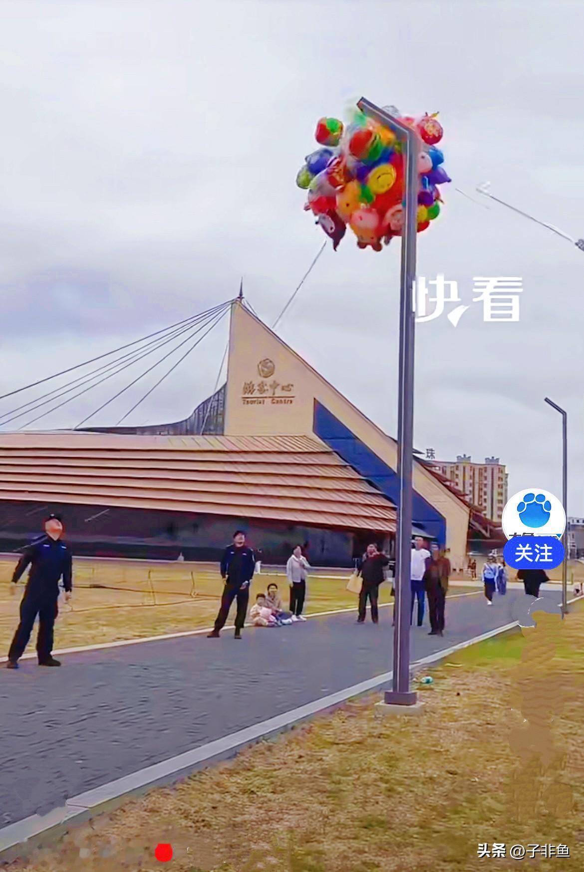近日，吉林白城一位商贩推着满满一大束五颜六色的气球沿街售卖，本该是满满童趣的美好