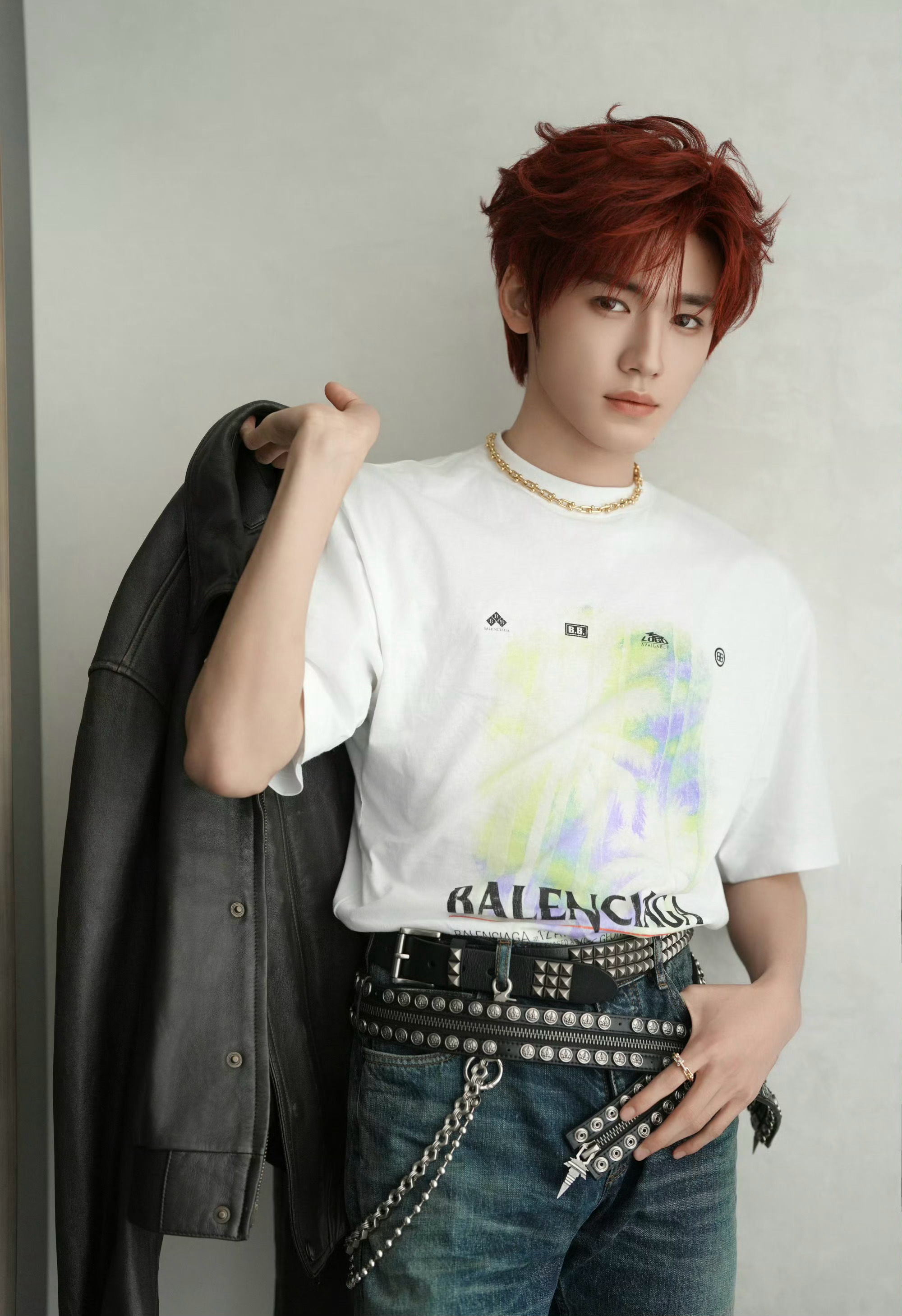 宋亚轩 本周国乐无双舞台造型，一身BALENCIAGA 帅气登场！皮夹克、牛仔裤