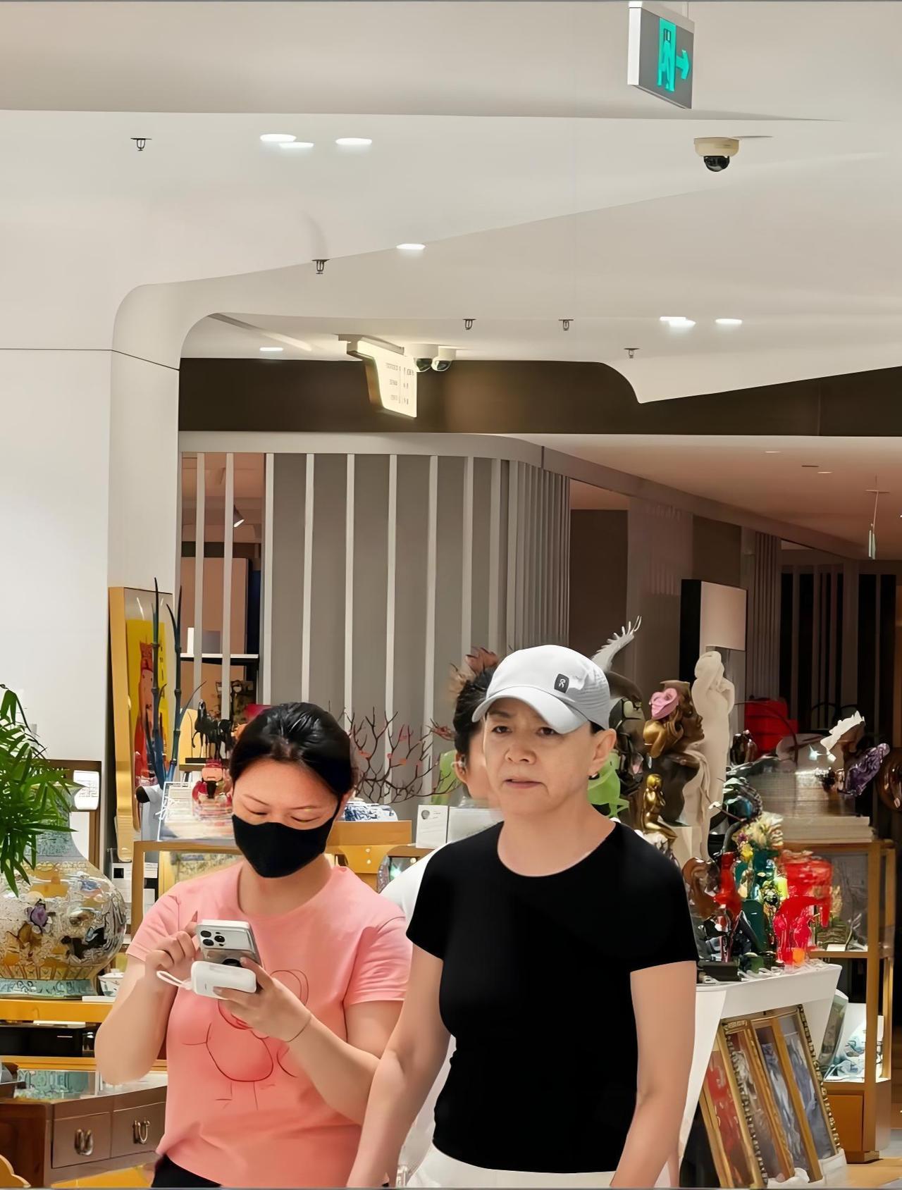 65岁宋丹丹近照曝光！一个人逛SKP，状态好得不像话，更让人服气的是她的后半生安