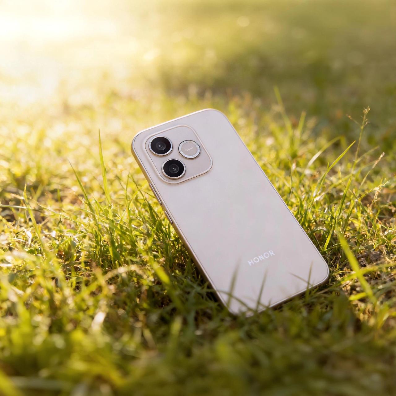 这个外观依旧果味十足，而且还上了金属中框，这回颜值跟质感都不输旗舰了荣耀X80i