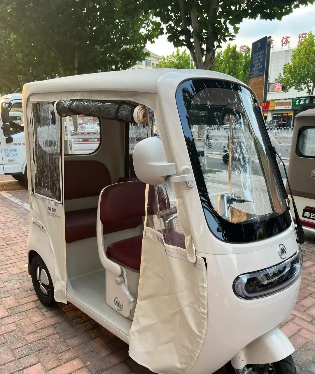 郑州接娃的电动三轮，

还是走到了十字路口。
一边是“严查严管”的风声鹤唳，一边