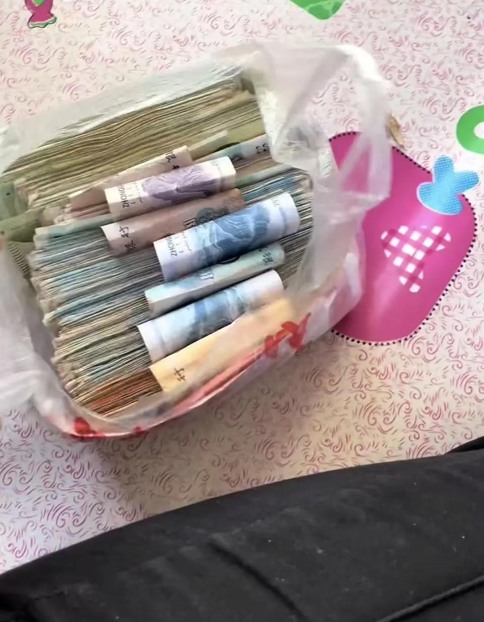 属实让人泪目！山西父亲掏出一年卖菜零钱给女儿：全是皱巴巴的一元五元，共四五千块，