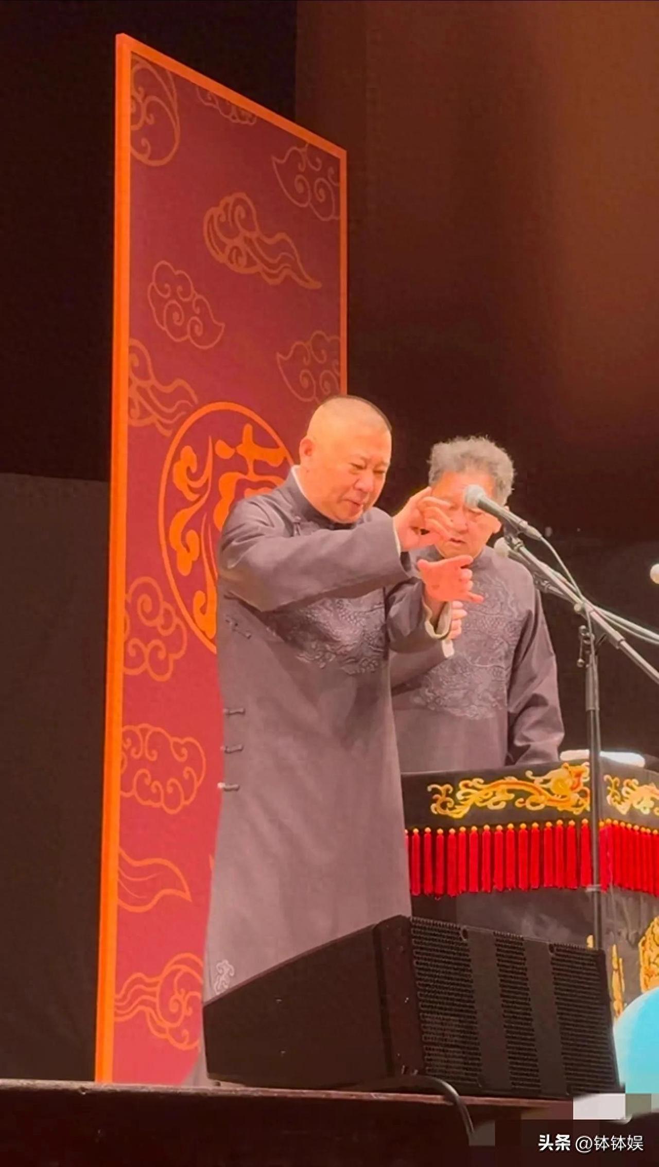 郭德纲日本火爆开演，传统相声在国际舞台亮了！
2025年的三八妇女节，郭德纲老师