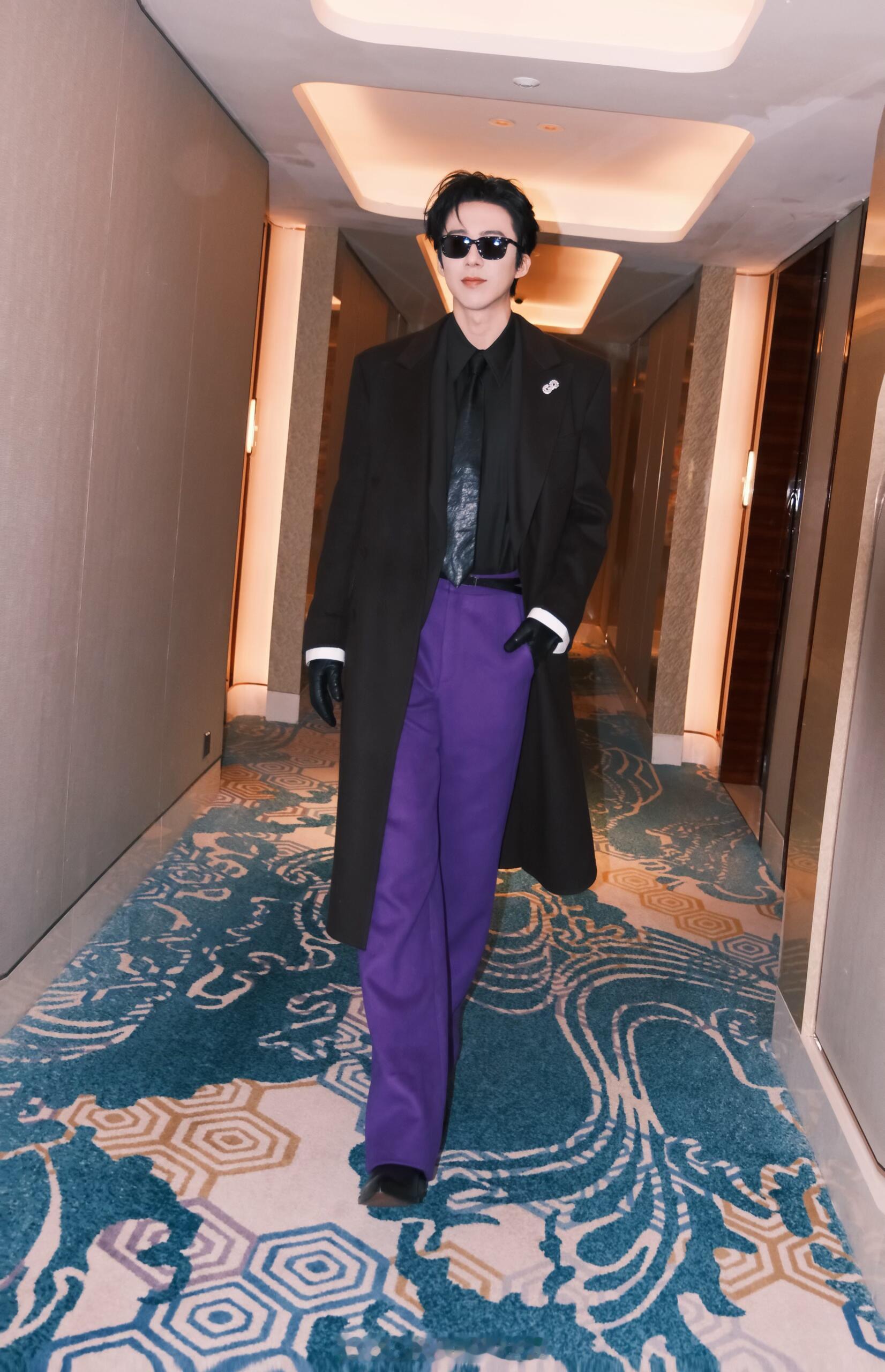 刘宇宁紫色造型是南枫经纪人搭的吧刘宇宁往那一站神图有了 走廊的光追着衣角，每一步