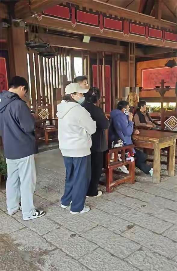 最后一天“出诊”，他把两张银票的规矩免了：人还没来，队伍已经排了十多米

先看一