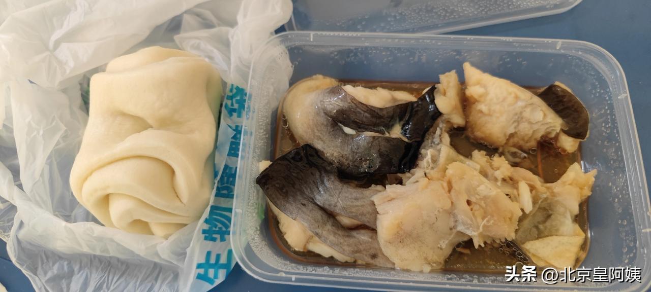 没想到这家医院饭菜这么好!咸淡适中，味道好。我以前住的那家医院餐盒上标注低盐，每