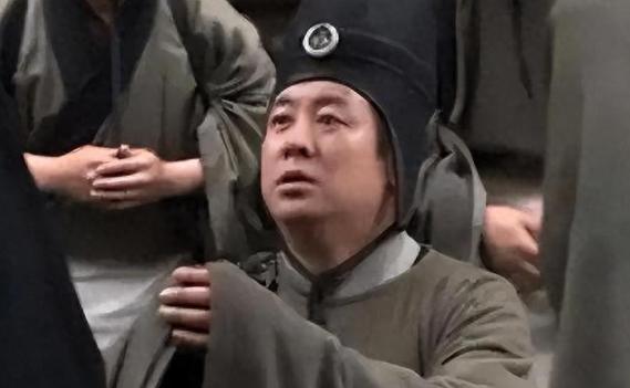2011年，瘫痪多年的杨琳，正坐在轮椅上看《潜伏》，可看了一会儿后，他突然指着电