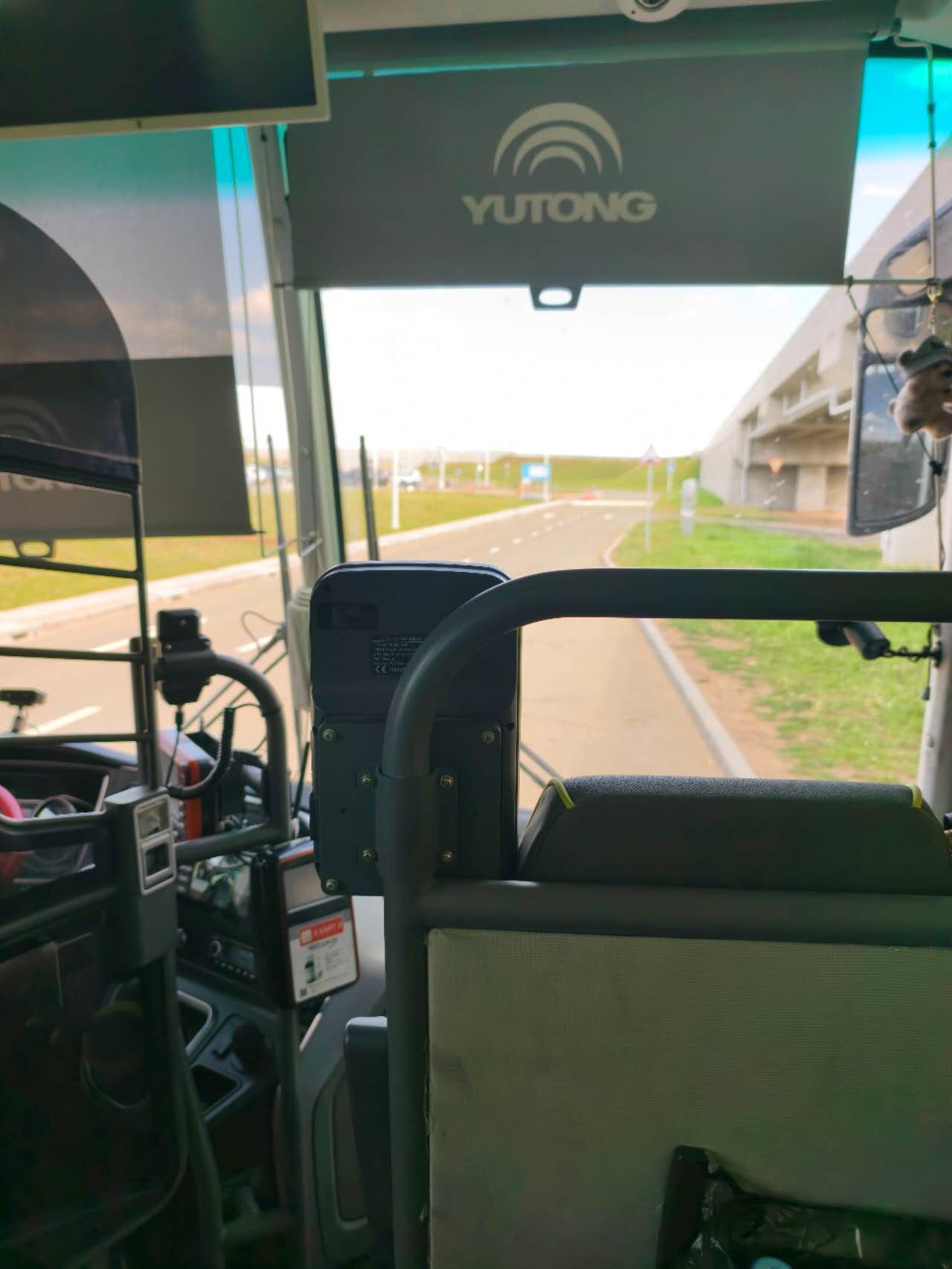 近四个小时飞机✈️，抵达了蒙古国乌兰巴托机场。
网上攻略说大巴车不准点，建议拼车