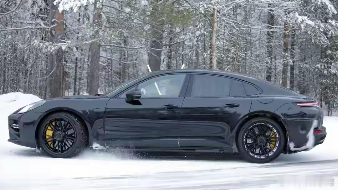 保时捷Panamera改款原型路测图曝光保时捷Panamera改款高性能混动原型