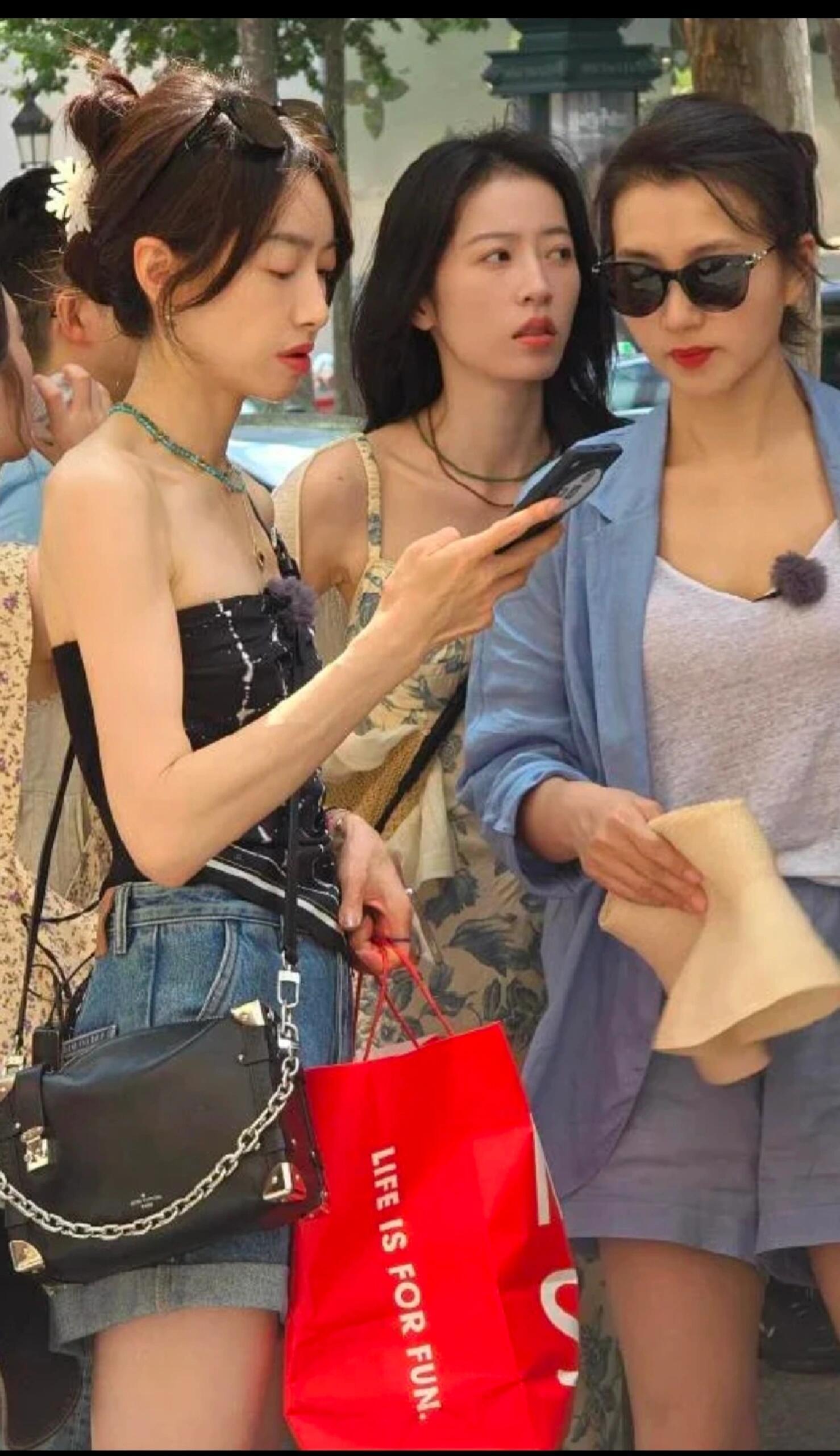 陈好周雨彤宋茜在巴黎逛街，大家吃的是饭吗这么瘦 ​​​