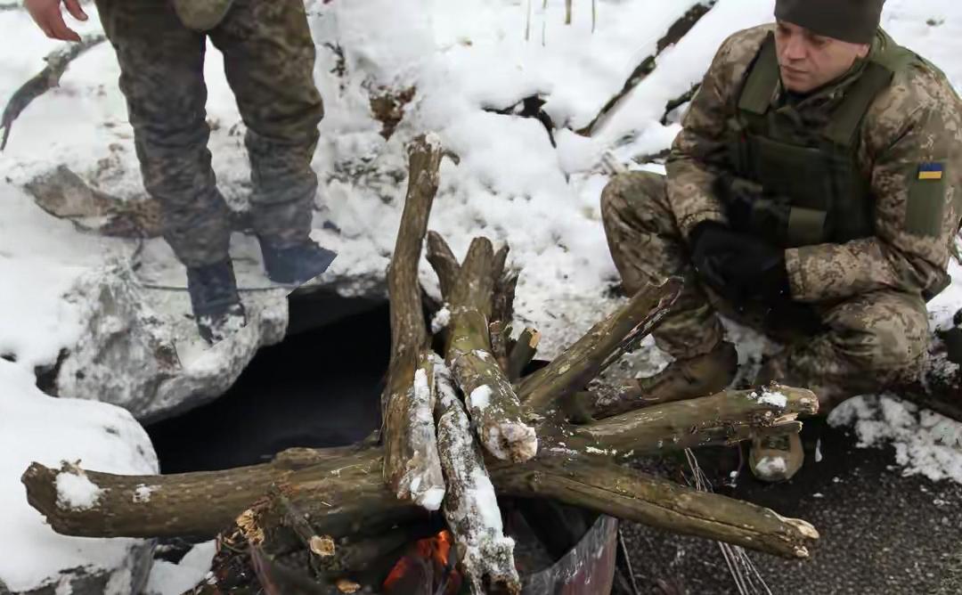 俄军刚拿下扎波罗热的胡利亚波勒，还在往西推进，乌军这边居然先闹起内讧！
 
西尔
