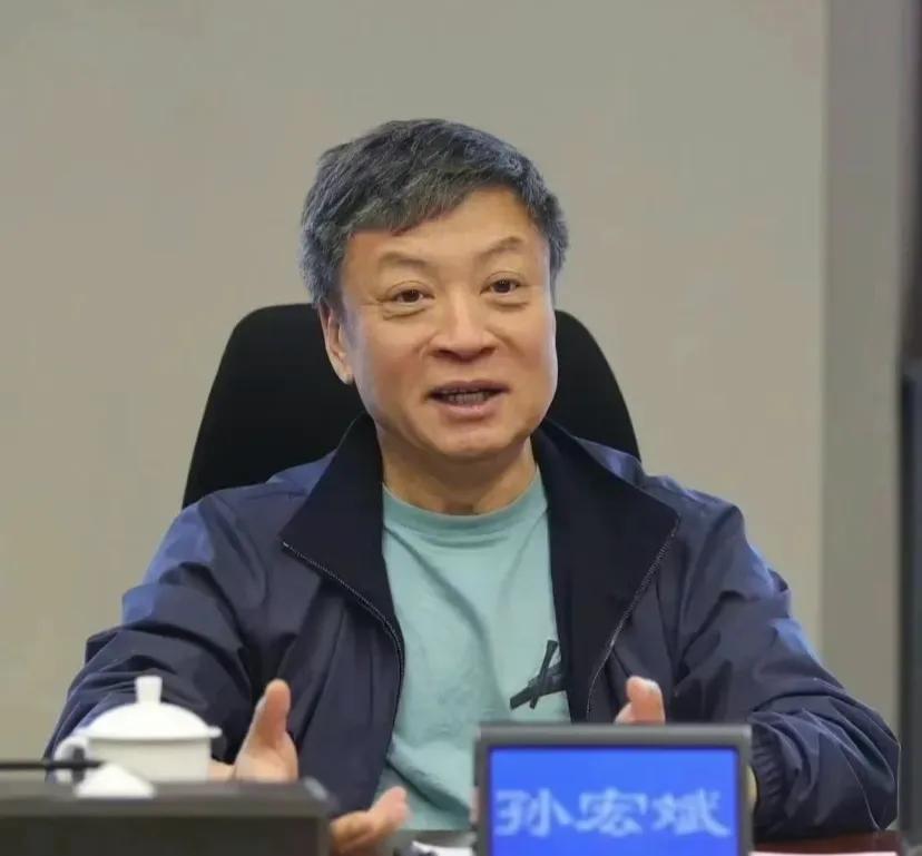 孙宏斌上岸了
大佬明显的有点显老，都有点脱相了，但目前看可以说是成功上岸。
春江