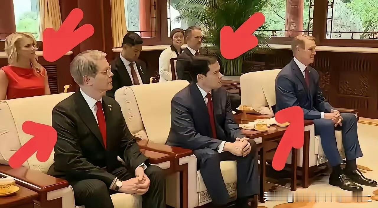 原来美国的高官们也可以不翘二郎腿，也会正襟危坐[思考]