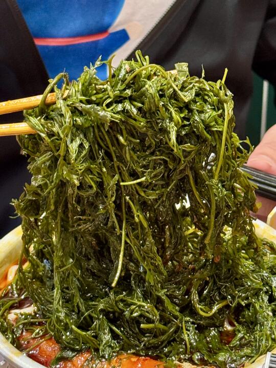 吃进去的那瞬间，旁边店员脸都绿了……