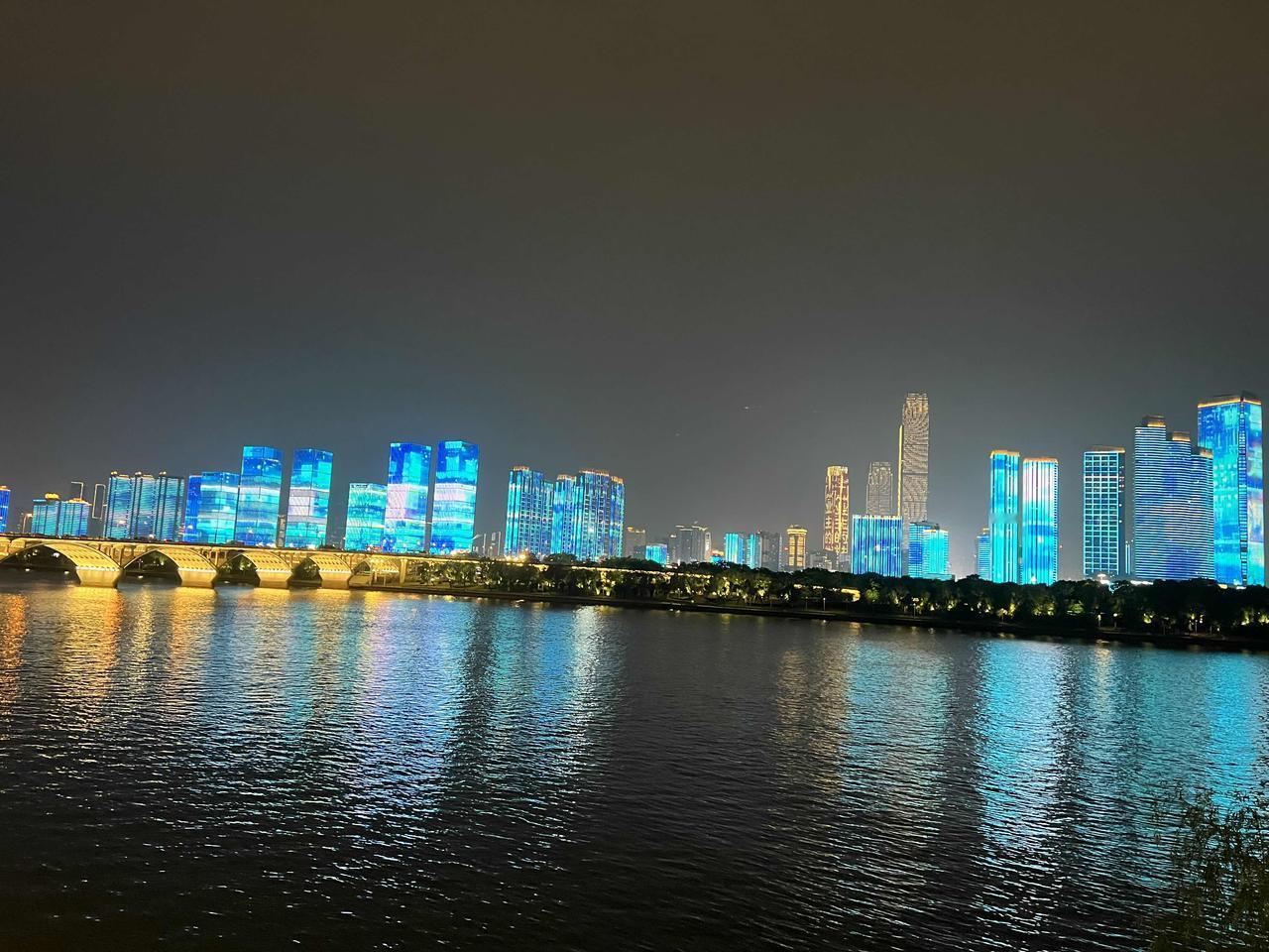 发一组长沙湘江边的夜景图

2025年5月6号在长沙岳麓区