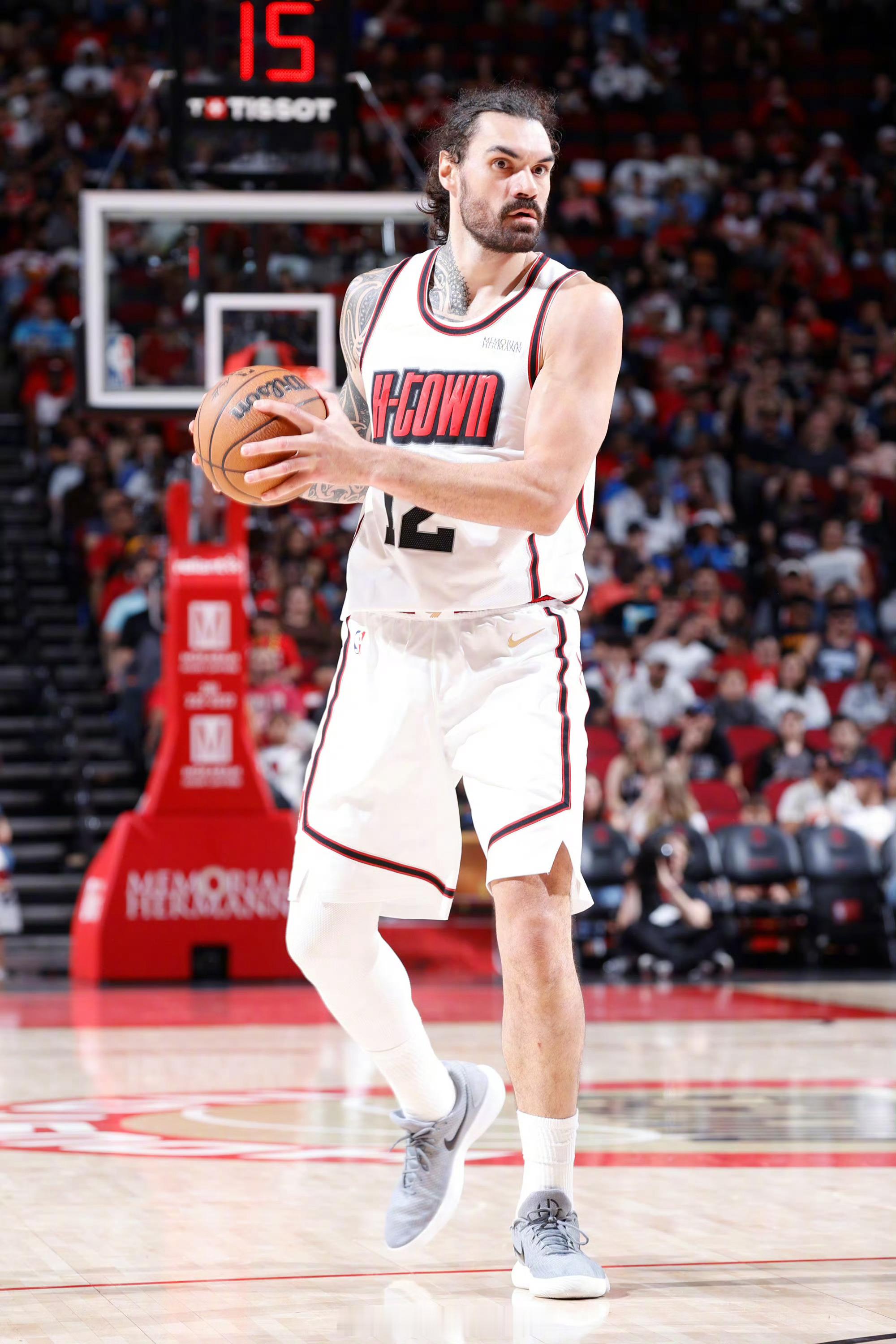 亚当斯本赛季：场均4.7个进攻篮板，联盟第1场均正负值+9.3，联盟第6场均出场