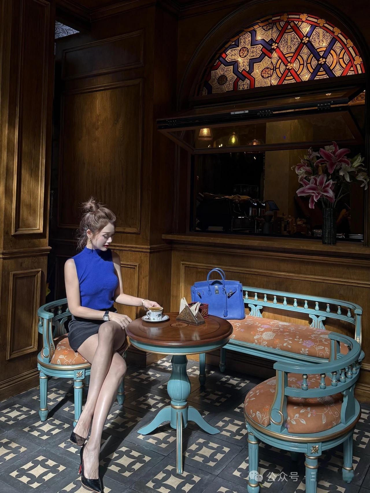 优雅咖啡馆时光，蓝裙女子与花艺相伴。