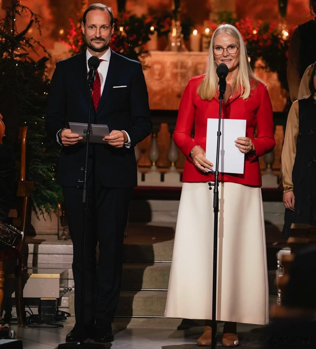 新闻 2025.12.16 挪威王储一家王储在奥斯陆皇宫教堂为紧急救援人员举办一