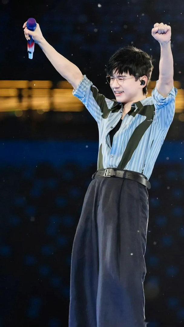 张杰工作室文案 张杰工作室的文案，出自2010年的歌《今生今世》，时间线摆在这，