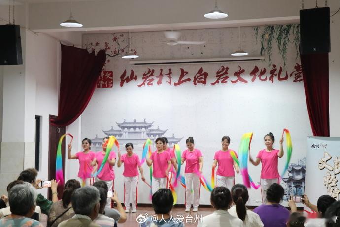 台州本土文艺团队送上文化大餐点亮夜经济 近日，台州天台，由天台本土文艺团队组成“