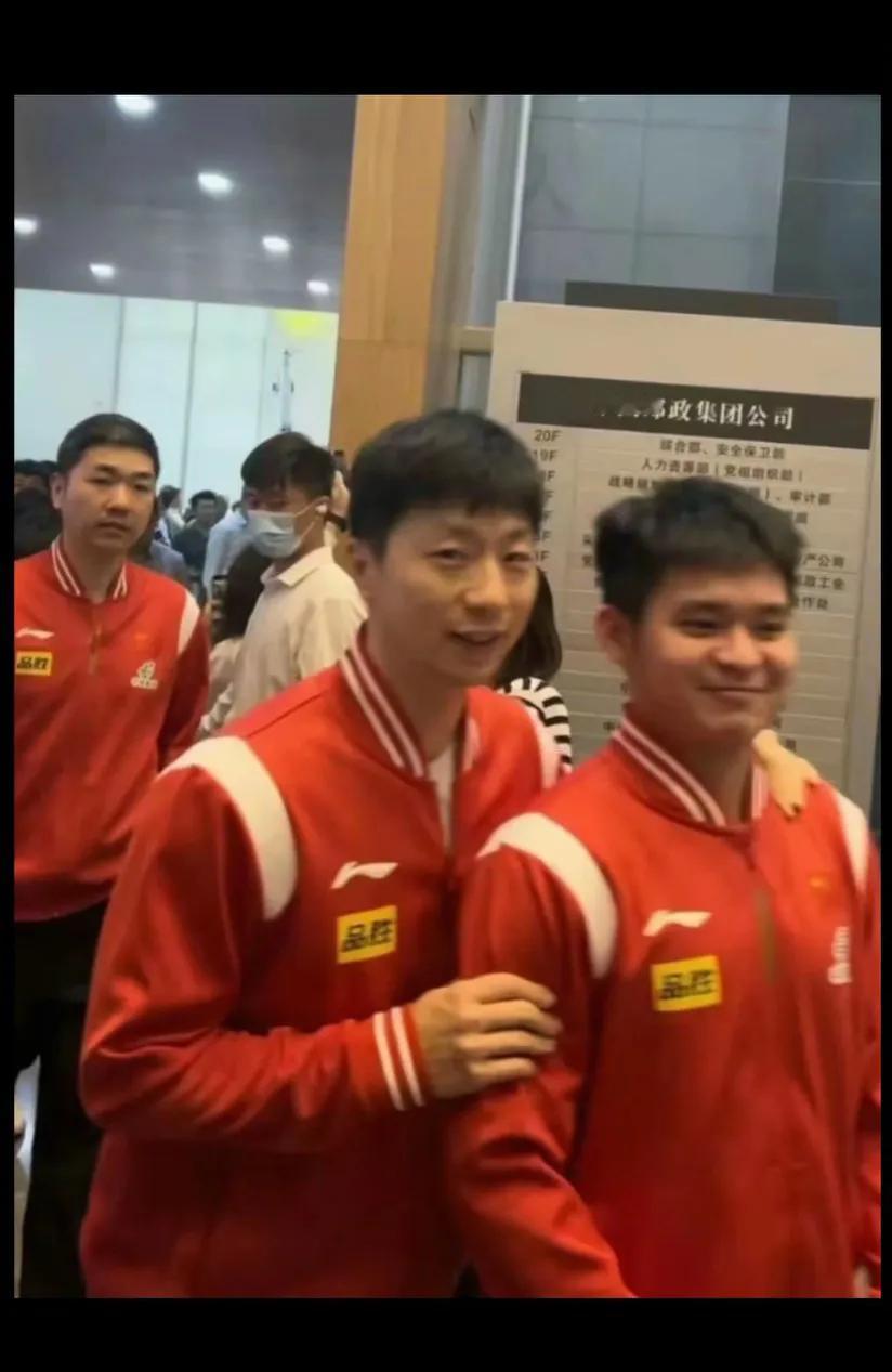 国乒是一个大家庭，互相照顾[赞]关系都很好的
石头又漂亮又可爱，喜欢小石头
国家
