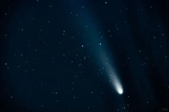 美图欣赏——夜空中彗星 - 宇宙的璀璨瞬间