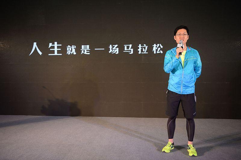 别总盯着别人的时钟赶路。有人22岁就毕业了，但等了5年才找到好工作；有人25岁就