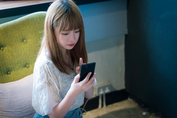 婚外情结束后，女人还爱着情人，会有这5种表现：
1、私下里给情人发消息，偷偷联系