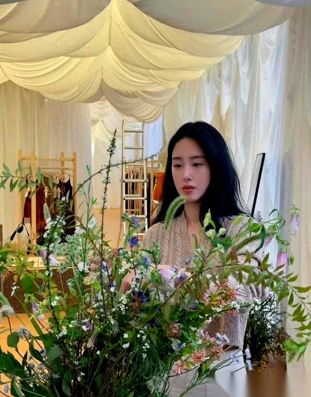 我天，刚刷到杨采钰办义卖的照片，结果视线完全被她妈吸走了。
真的，一点没夸张。