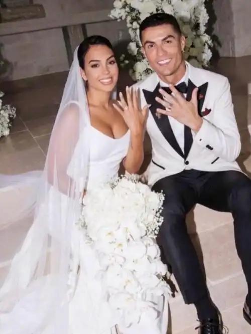 带着500万大钻戒，乔治娜和C罗一起正式官宣结婚。
 
总而言之，没有什么比为妻