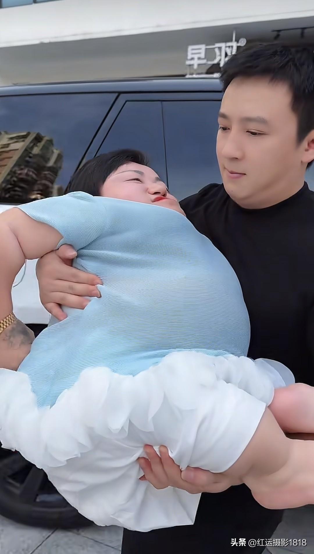 李喜梅怀孕后，大双把她照顾的无微不至， 老公像孩子一样挠喜梅的脚丫，逗她开心，真