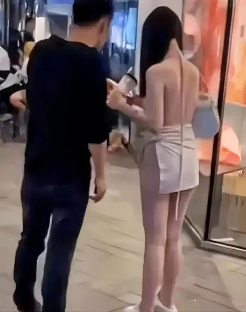 女子穿着清凉，该老公称不介意。
网友神评：生活变得艰难，穿衣也须节俭。