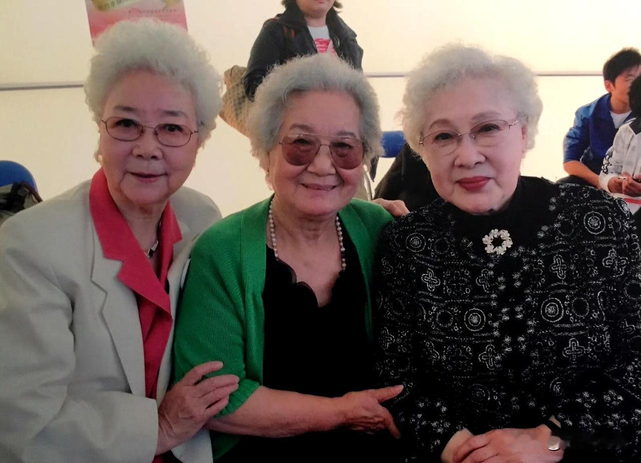 三位端庄、美丽、气质不凡的老太太都是电影表演艺术家，左边是“喜儿”田华，右边是“