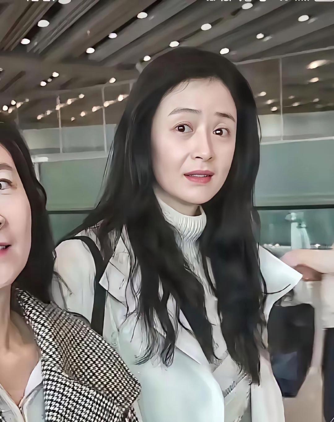 蒋欣素颜直面镜头，卸下妆容滤镜，整个人的状态格外出彩。 
