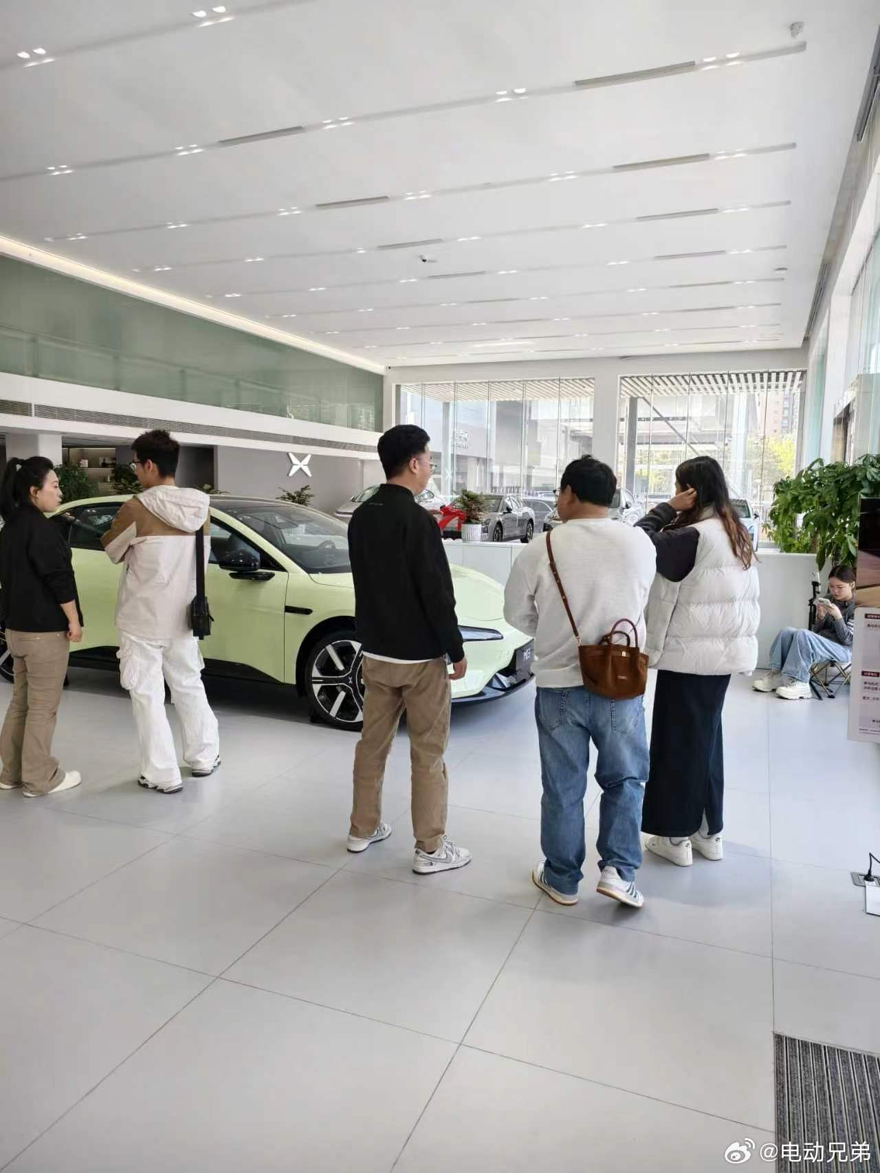 2026款小鹏MONA M03终端热度持续走高，自3月27日开放试驾以来，门店试