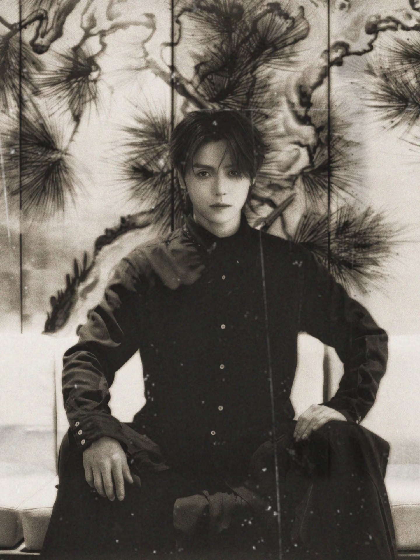 确实，我们肖宇梁就是戴个兜帽！披个披风，甚至是摆一个姿势，就有那感觉！ 