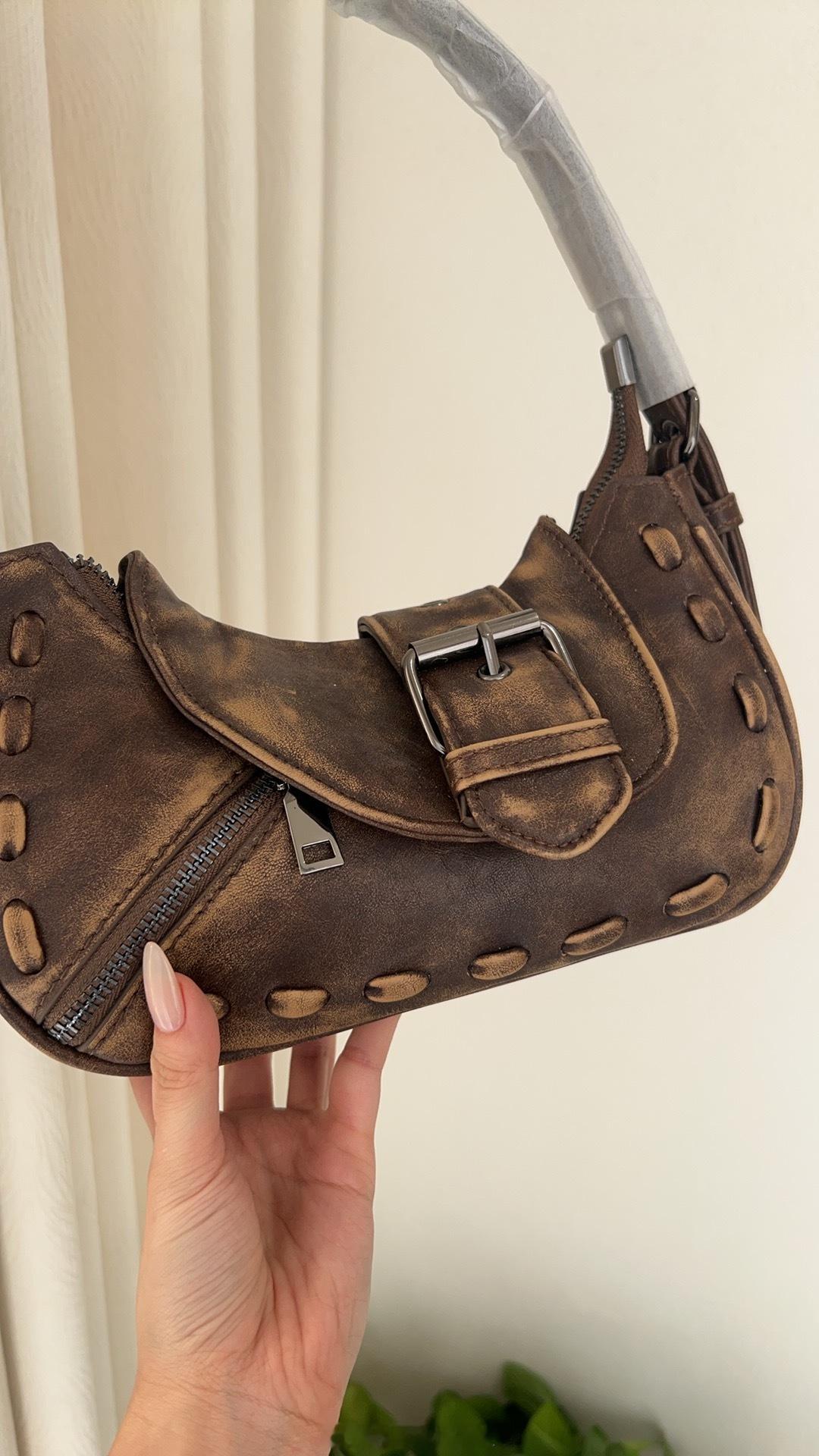 终于擦完了50个棕色…发完了黑白所有包包说是放年假回国，26号一直忙到今天，比在