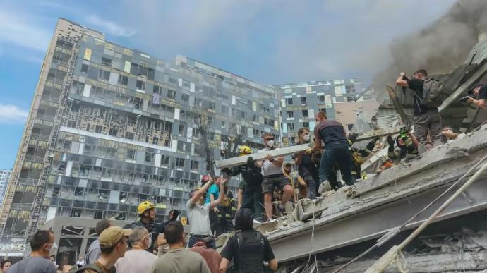 当地时间8号，俄罗斯对乌克兰各地的城市发动了一波袭击。其中一枚导弹击种基辅一家儿
