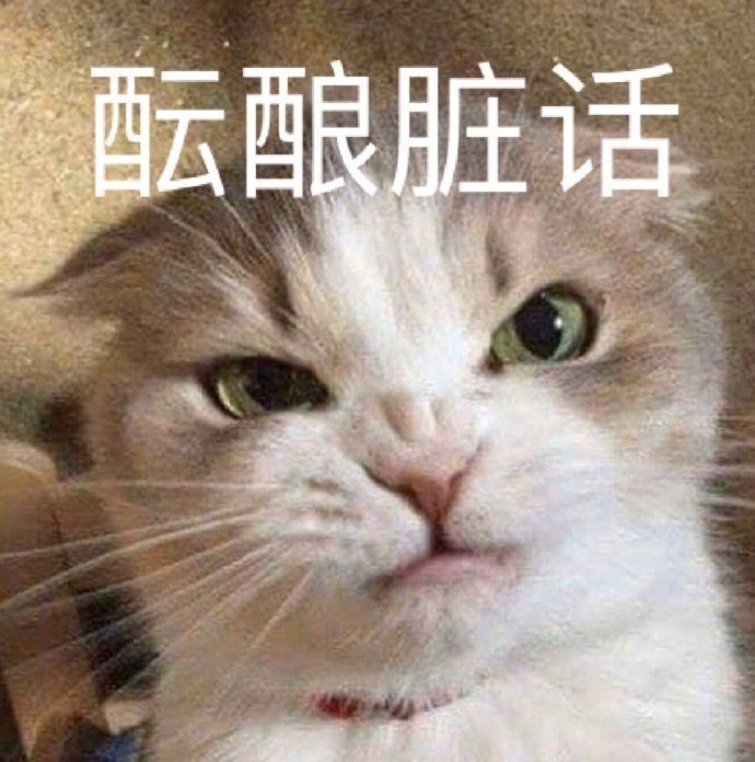 狗在门口玩准备给狗吃零食，发现狗在和其它狗互相闻，，还以为他们在一起玩结果那只恶