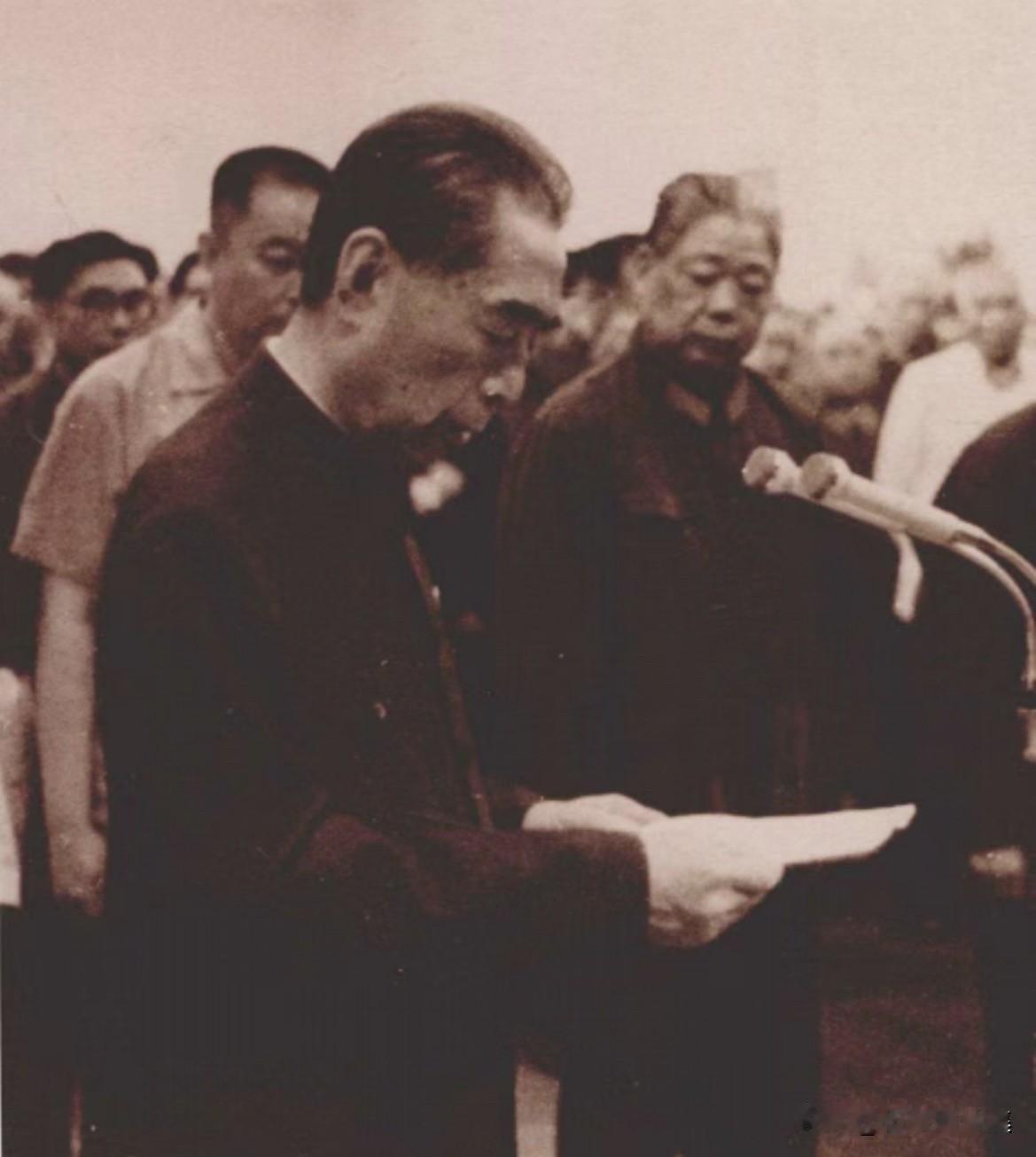 1975年6月9日，周恩来总理出席在八宝山革命公墓举行的贺龙元帅骨灰安放仪式，代