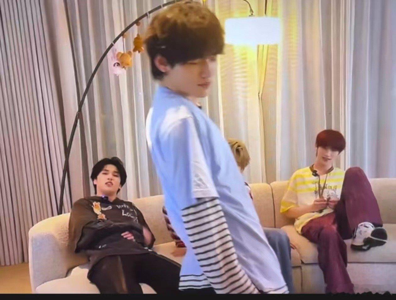 宋亚轩直播飞吻宋亚轩珍珠小子飞吻宋亚轩直播飞吻，好会，