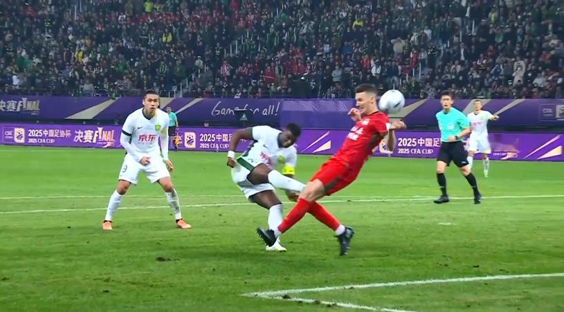 点球！河南队禁区手球阻挡，北京国安再进1球，比分改为2-0。
上半场最后几分钟，