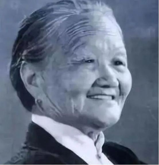 70年代，一女病人去地窖取菜不小心扭到腰椎，无法动弹，家人抬她来找北京“双桥老太