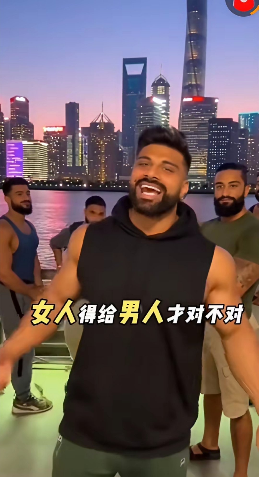 一群印度男子在上海外滩大放厥词，声称在他们印度，娶媳妇是女方给男方彩礼。如今他们