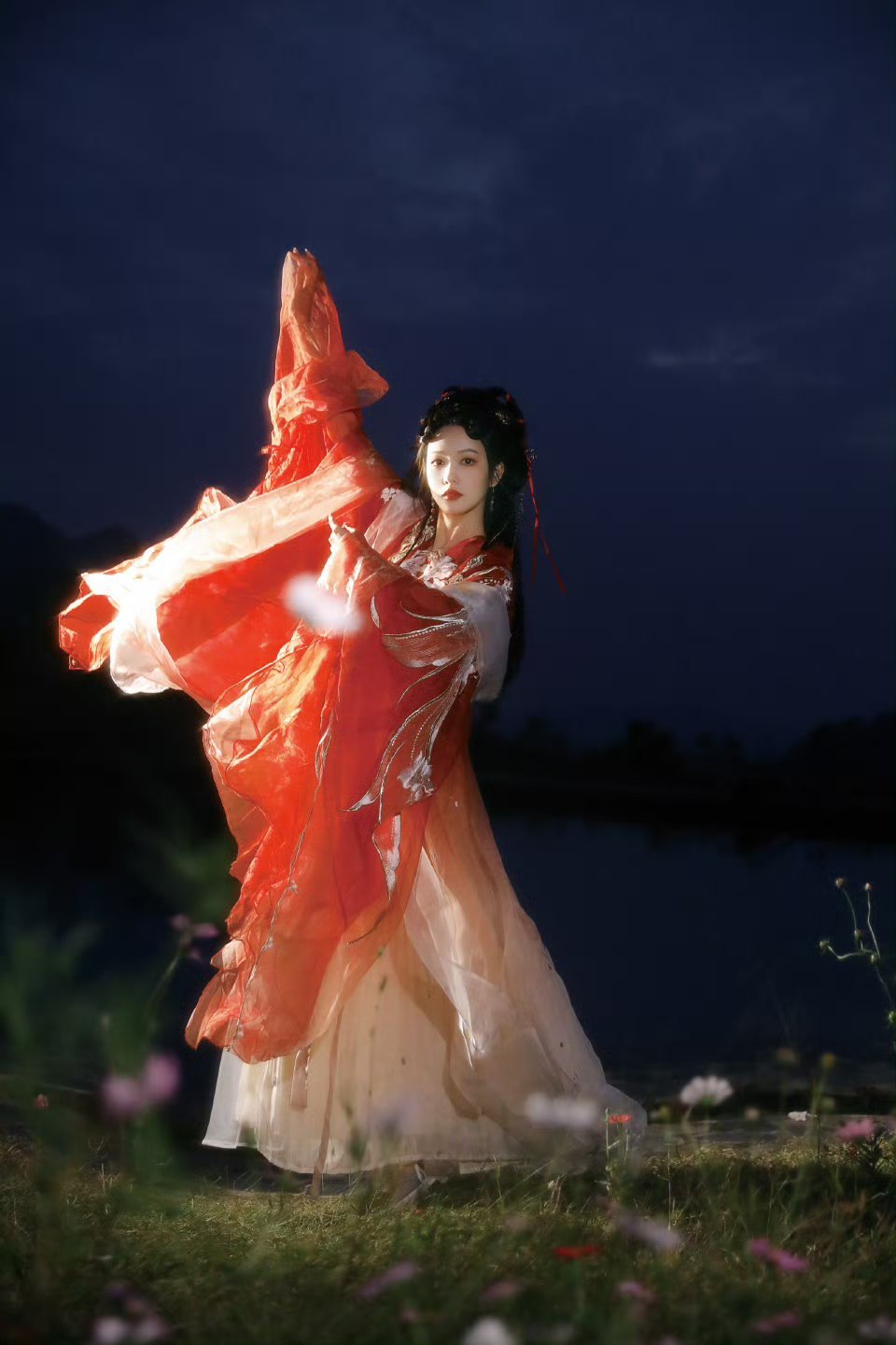 陆婷玉神一样的妆造  陆婷玉东方春晚拍到微醺 陆婷玉在舞台上主打一个无所畏惧的形