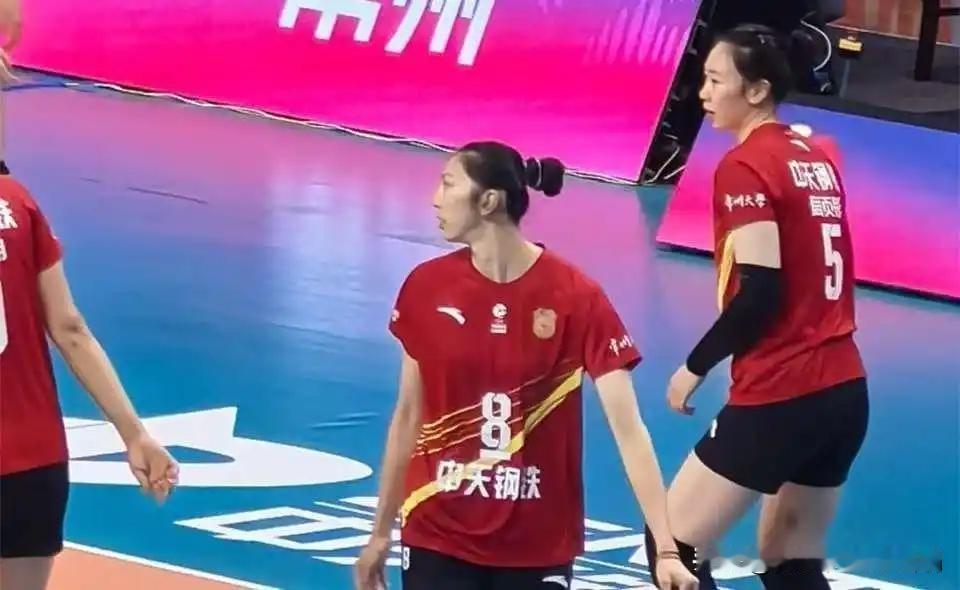 青春风暴对决江苏险胜天津
北京时间12月24日晚，2025年中超女排联赛第四轮，