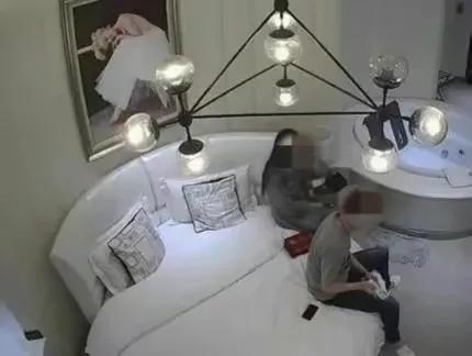 “黄色”网站里面的女生，到底是怎么被偷拍的？

 一、背景介绍 随着互联网的发展