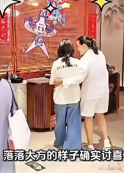 夏日生活打卡季 这个暑假，玥儿陪奶奶张兰巡店麻六记，网友都夸她越来越从容自信啦。